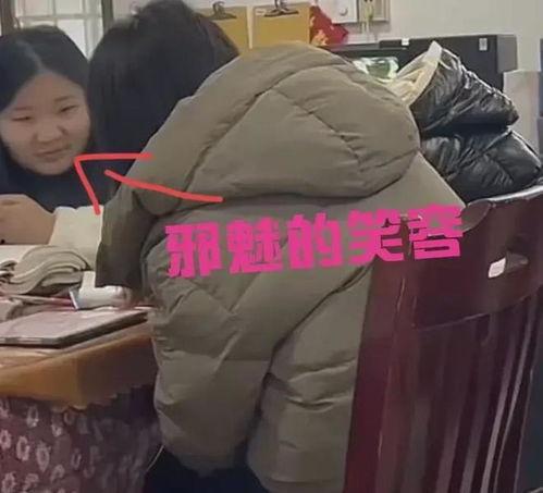 吃瓜打毛衣,趣味生活两不误