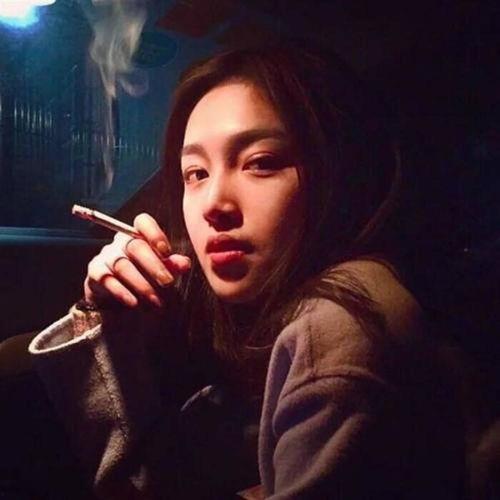 女明星抽烟图片,女明星吸烟瞬间，尽显独特魅力