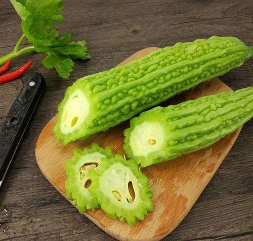 东水街吃瓜,夏日吃瓜盛宴，品味传统与现代的交融