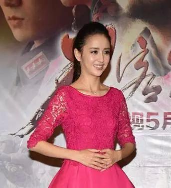 明星怀孕摸肚子,抚摸腹中宝宝，幸福满满