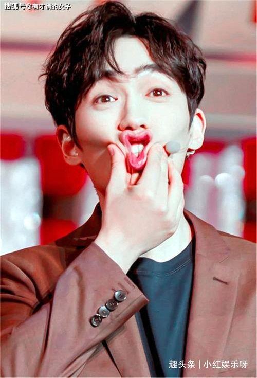 哪位明星比心了,温暖传递爱心力量